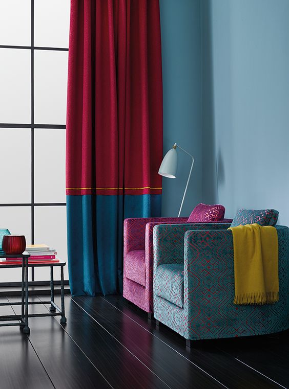 poltrone moderne in soggiorno con tende